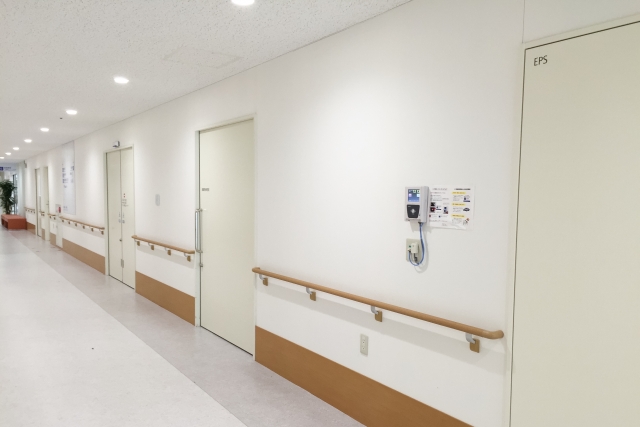 静かな病院の廊下