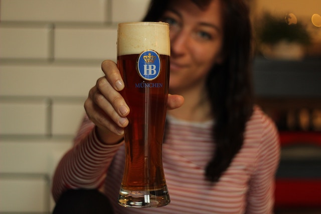 ビールで乾杯する女性