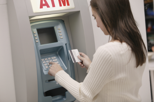 ATMを利用する女性